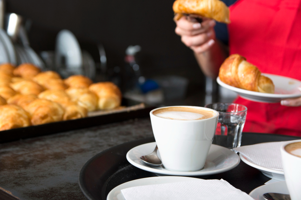 Kawiarnia z bufetem kawowym – ekspres gastronomiczny, filiżanki i świeżo zaparzona kawa