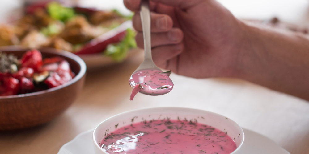 Kolorowe wiosenne danie z botwinką serwowane w restauracji.