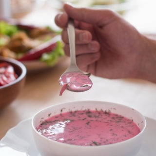Kolorowe wiosenne danie z botwinką serwowane w restauracji.