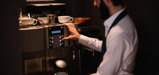 Automatyczny ekspres do kawy w nowoczesnej kawiarni z samoobsługą
