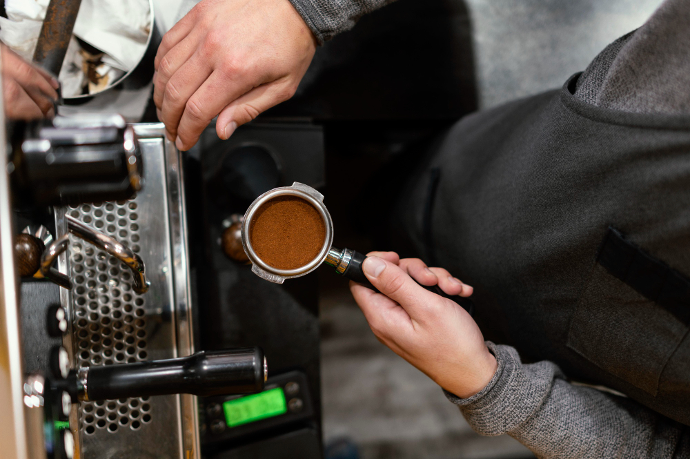 Barista przygotowujący cappuccino z ekspresu kolbowego