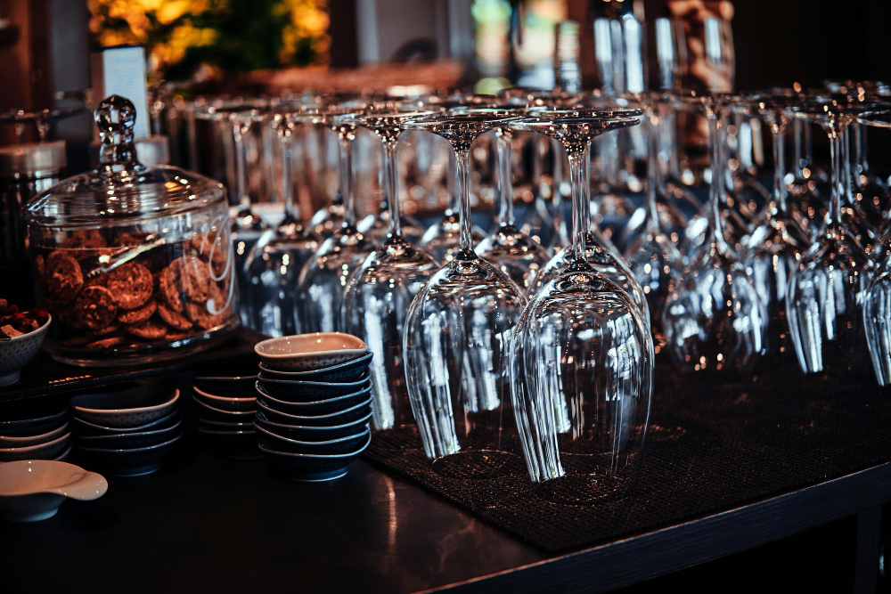 Kieliszki kryształowe i szklanki hartowane – wybór szkła do lokalu gastronomicznego