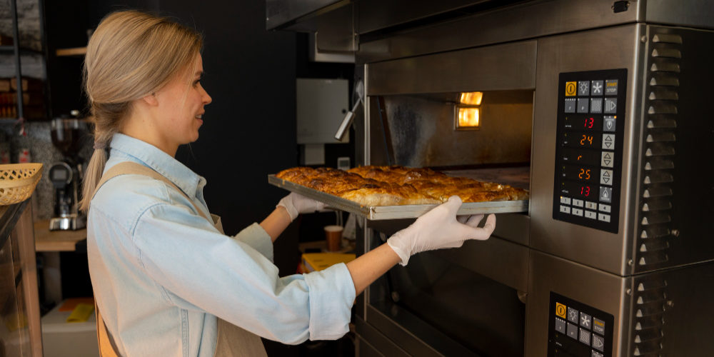 Piec piekarniczo-cukierniczy w profesjonalnej kuchni gastronomicznej – wypiek chleba i ciast