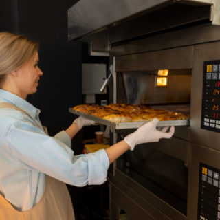 Piec piekarniczo-cukierniczy w profesjonalnej kuchni gastronomicznej – wypiek chleba i ciast