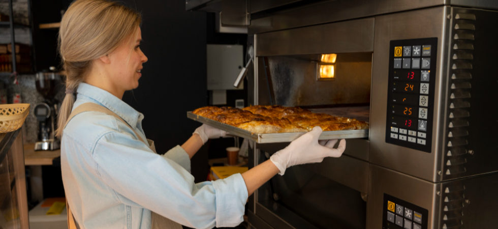Piec piekarniczo-cukierniczy w profesjonalnej kuchni gastronomicznej – wypiek chleba i ciast