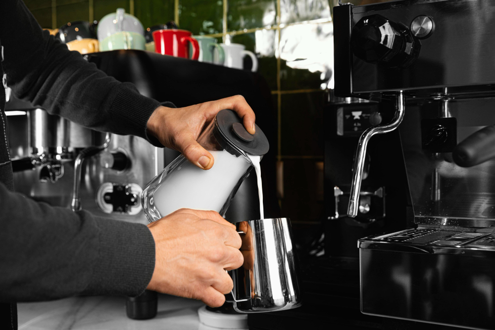 Zbliżenie na dzbanek do mleka do espresso – stal nierdzewna