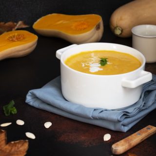 Bulionówka z uchem na krem z dyni, podana na spodku