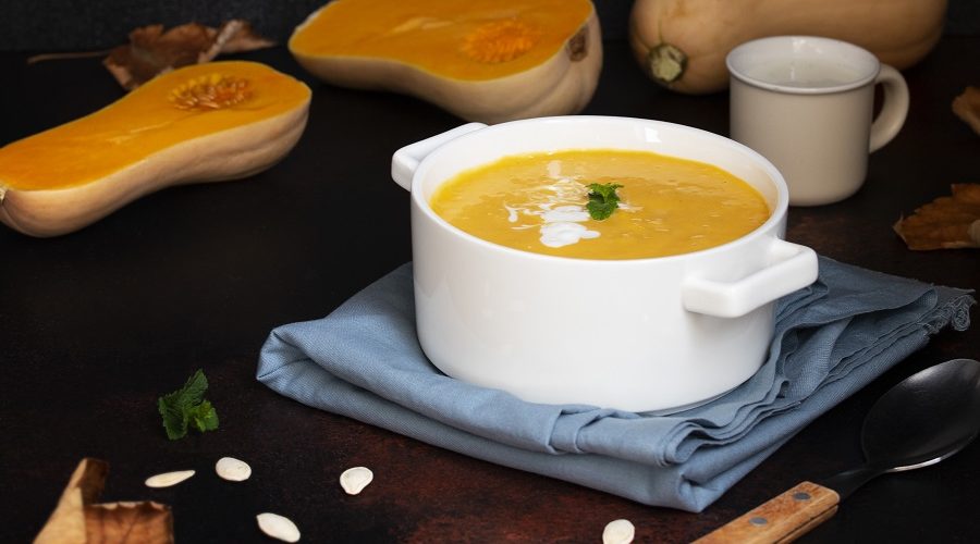 Bulionówka z uchem na krem z dyni, podana na spodku