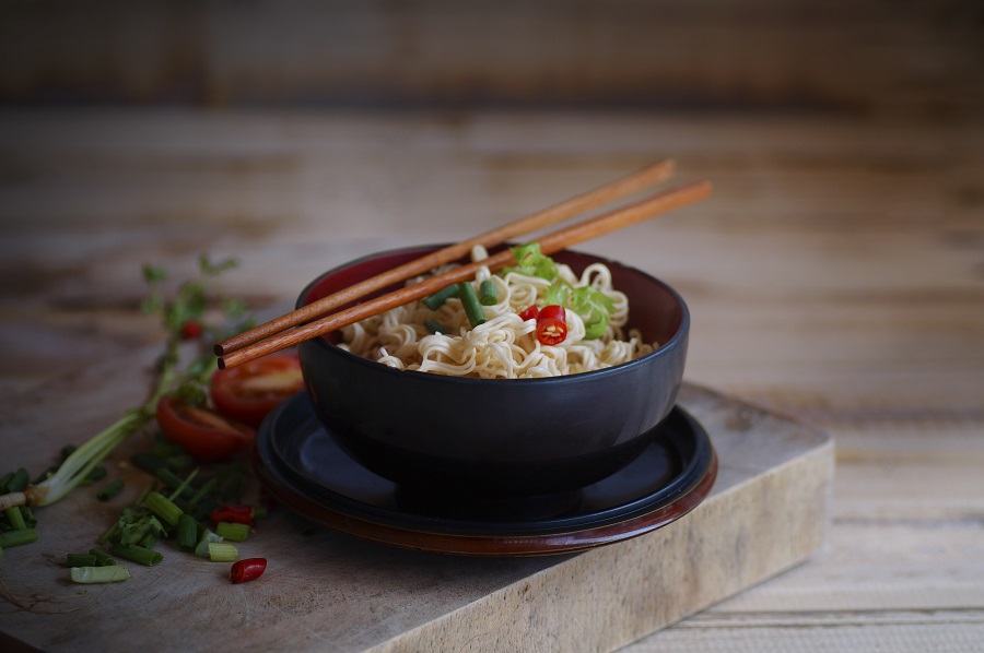 Miska kamionkowa z ramenem, dodatki na wierzchu