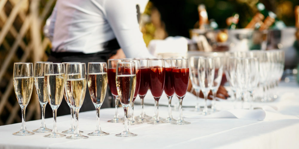 Szkło kryształowe w restauracji – eleganckie kieliszki i szklanki na białym obrusie