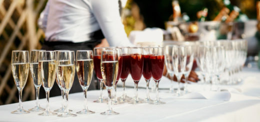 Szkło kryształowe w restauracji – eleganckie kieliszki i szklanki na białym obrusie