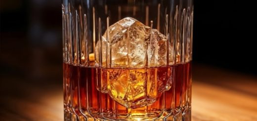 Zbliżenie na elegancką szklankę z whisky na tle baru w stylu industrialnym