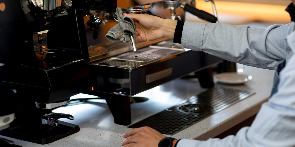 Ekspres kolbowy i automatyczny – porównanie modeli do kawiarni i gastronomii