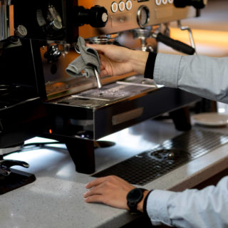 Ekspres kolbowy i automatyczny – porównanie modeli do kawiarni i gastronomii