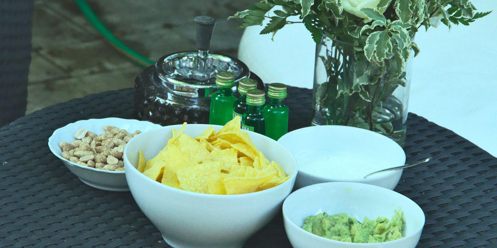 Miska bufetowa z porcelany na zimnym stole szwedzkim