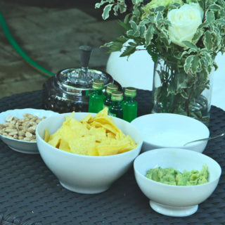 Miska bufetowa z porcelany na zimnym stole szwedzkim