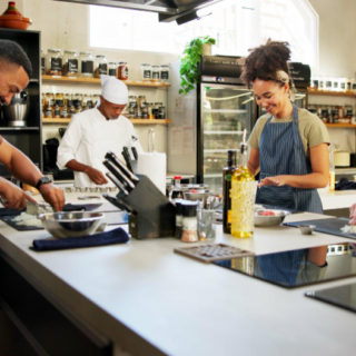 Profesjonalna strefa wydawki w restauracji