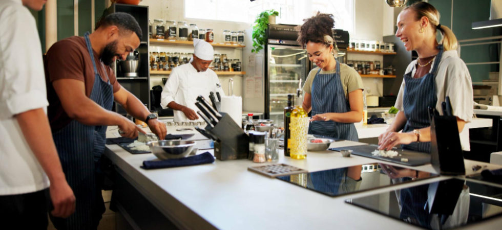 Profesjonalna strefa wydawki w restauracji