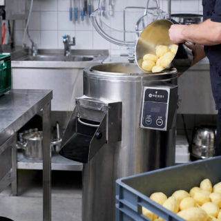 Elektryczna obieraczka do ziemniaków w profesjonalnej kuchni gastronomicznej – przygotowanie warzyw w restauracji